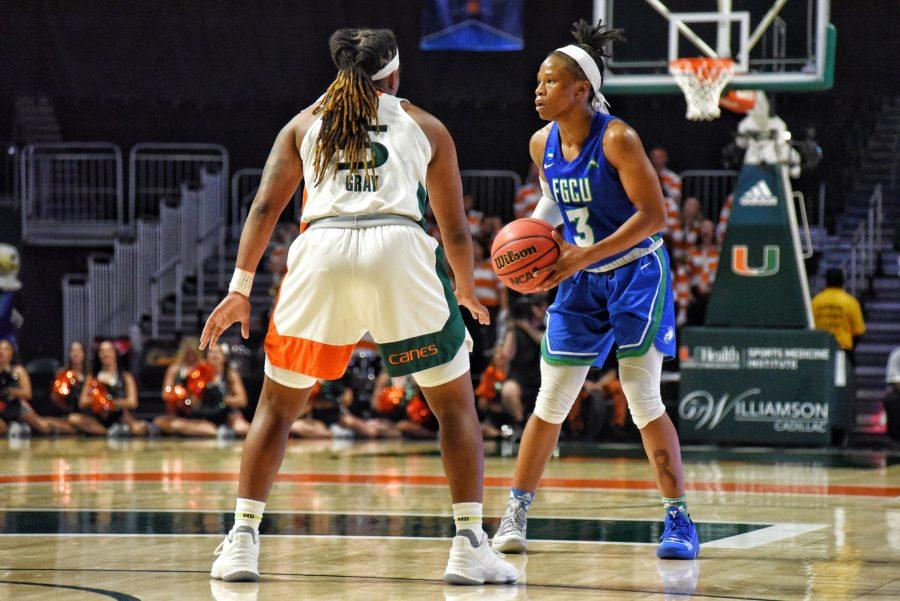 EN Photo by Julia Bonavita // Keri Jewett-Giles of FGCU women’s basketball looks for an open teammate during women’s basketball’s final game against Miami. In this game, Jewett-Giles scored a team-high 24 points.