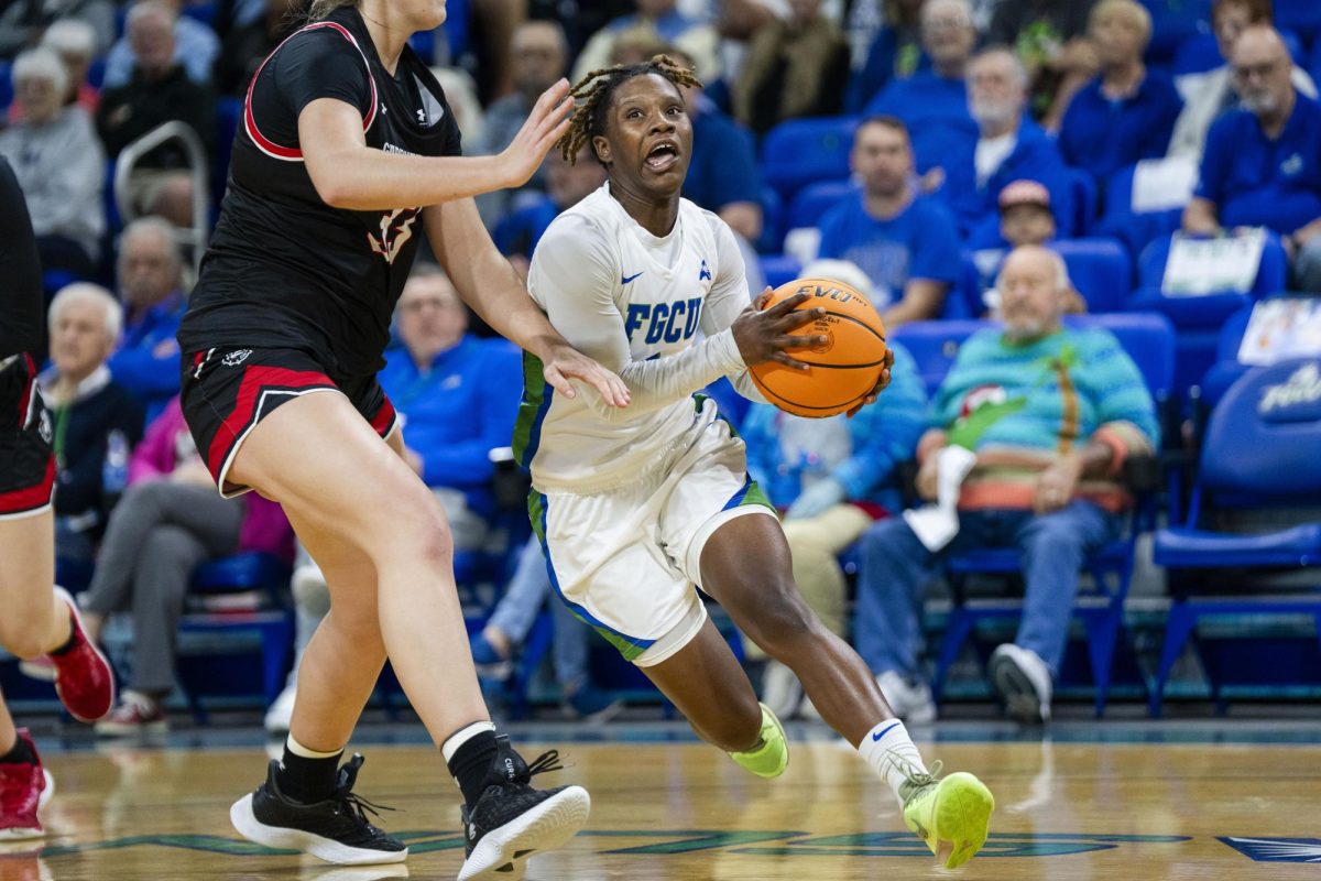 Emani+Jefferson+%2801%29+takes+the+ball+to+the+hoop+against+Gardner-Webb+on+Thursday%2C+December+7%2C+2023.+Photo+by+