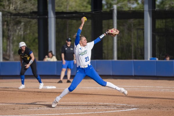 Softball Goes Undefeated in FGCU Invitational, Falls to No. 4 Washington Before Road Trip